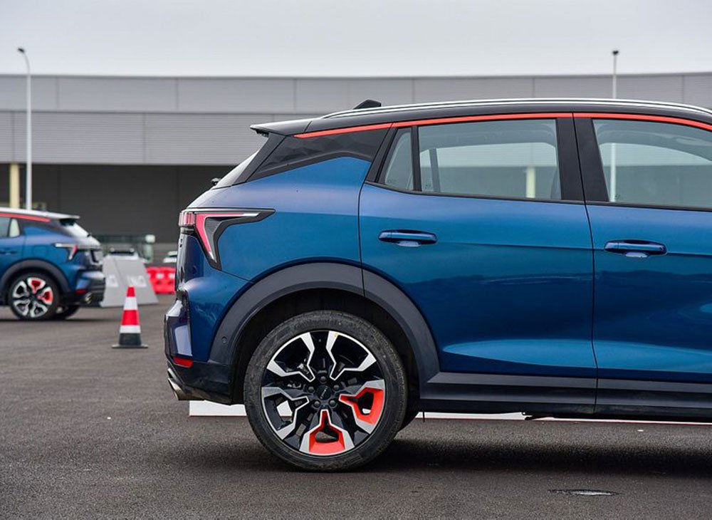 Lynk & Co 06